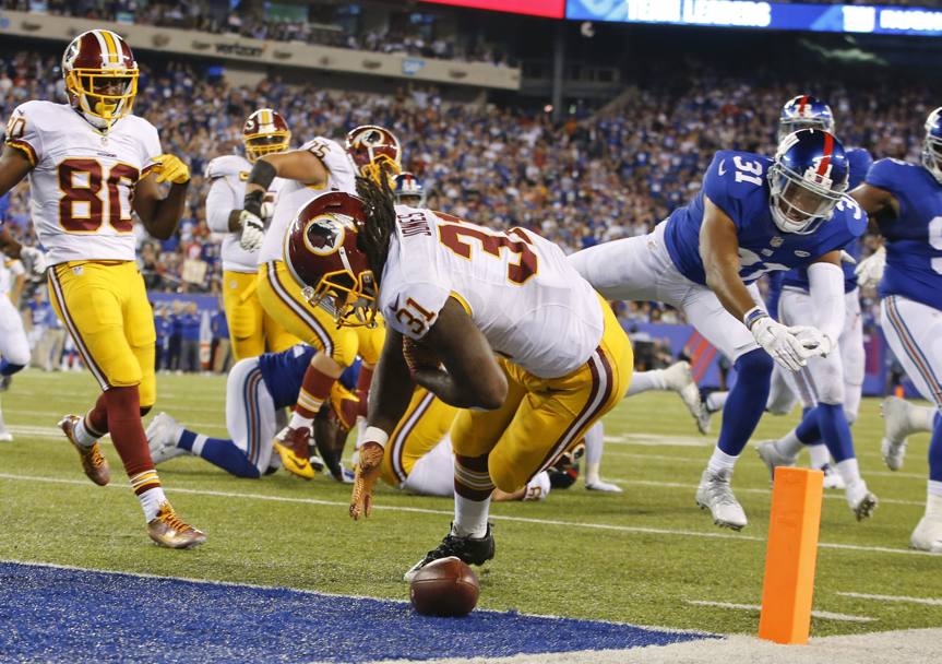 Il running back Matt Jones dei Washington Redskins perde la palla proprio in end zone, a un passo dal touchdown nel match contro i New York Giants (Ap)